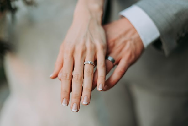 matrimoni mani sposi eleganti.jpg